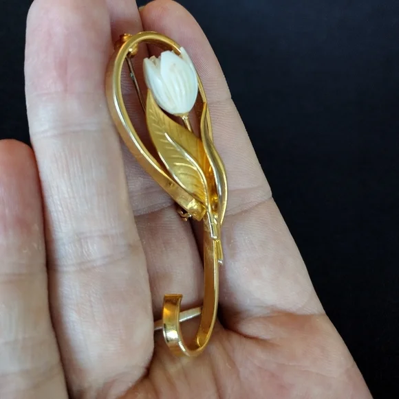 Floral Gold and White Brooch - Picture 2 of 9